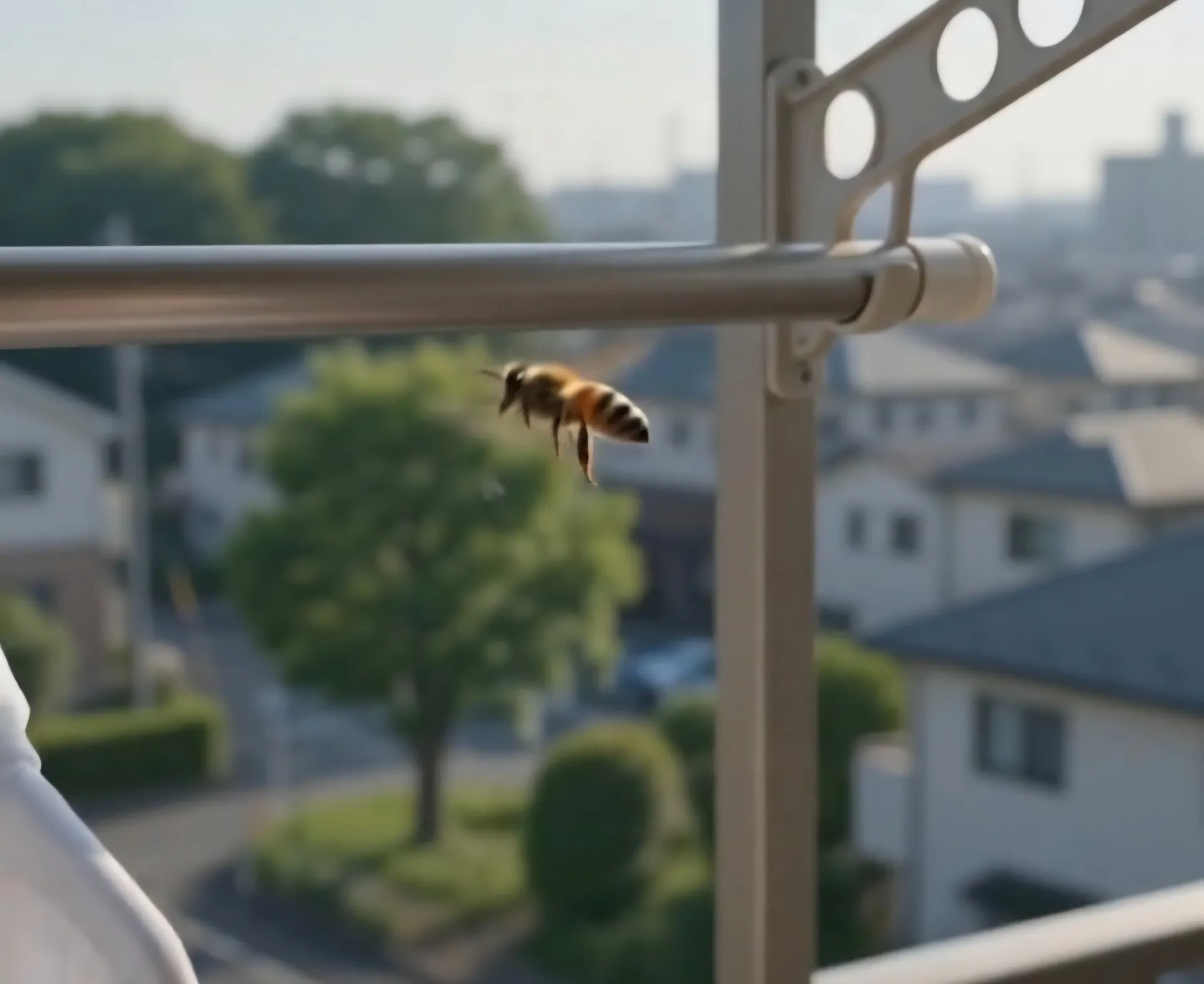 【名古屋市星ヶ丘】ベランダの物干し竿に小さな蜂の巣が!作り始めの巣を見つけた時の正しい対処法